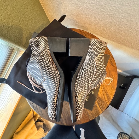 The Office of Angela Scott Miss Button in Pink Snake
Size 36.1/2 - Picture 7 of 15